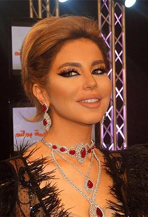 ماذا يجمع حليمة بولند ب "جايمس بوند"؟